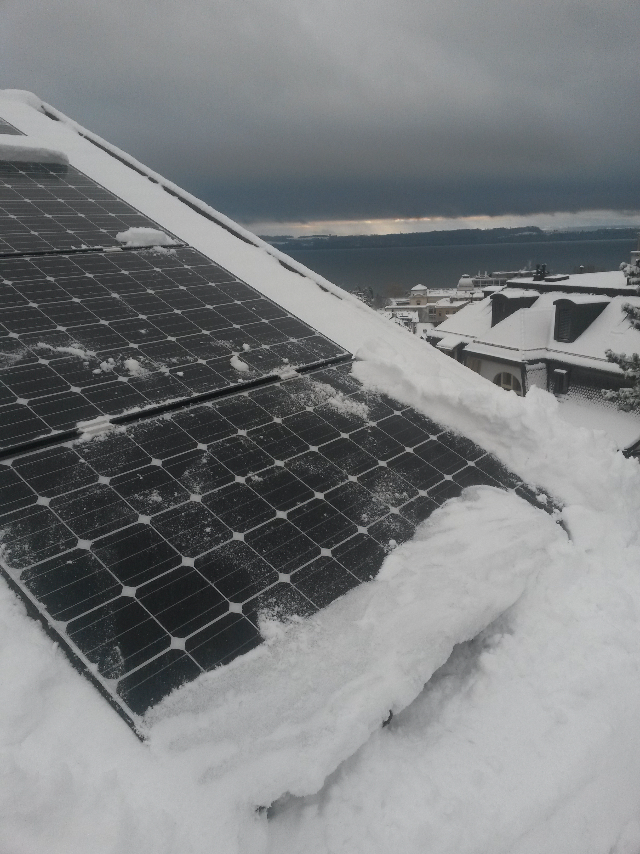 Solarmodule von Schnee befreien • Robinson Inselanlagen